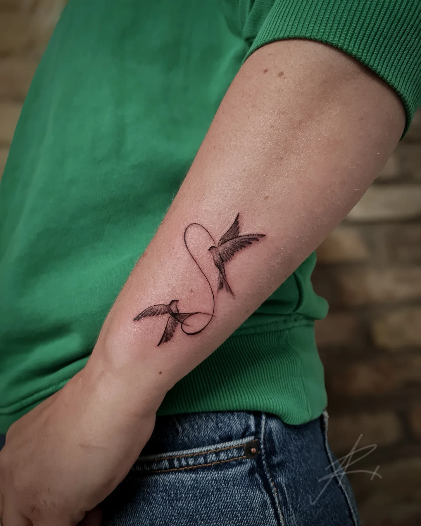 Fine line stiliaus paukščio ir širdies tatuiruotė Vilniuje
