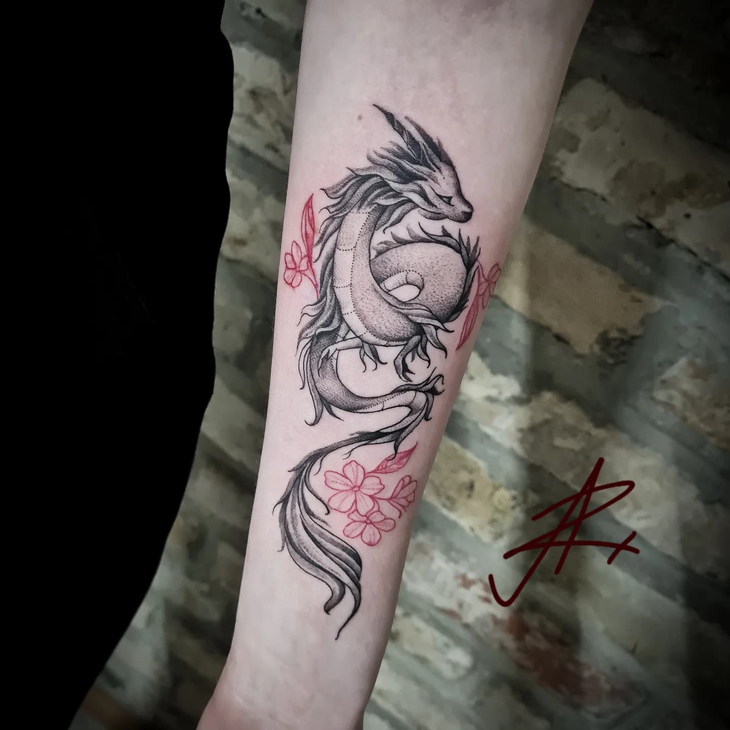 Fine line drakono ir gėlių kompozicija Vilniuje