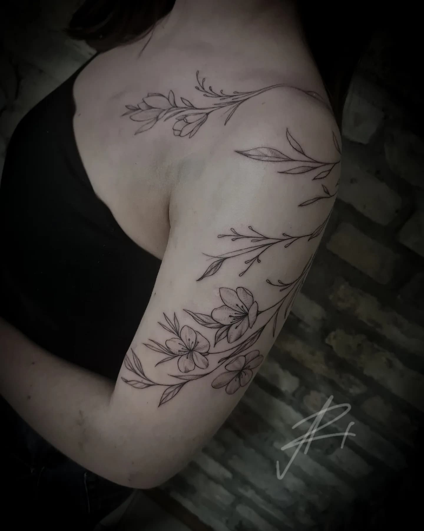 Fine line gėlių tatuiruotė ant rankos Vilniuje