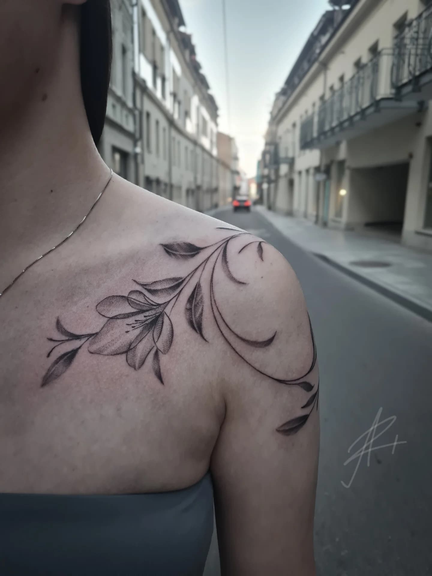 Fine line gėlių tatuiruotė ant peties Vilniuje