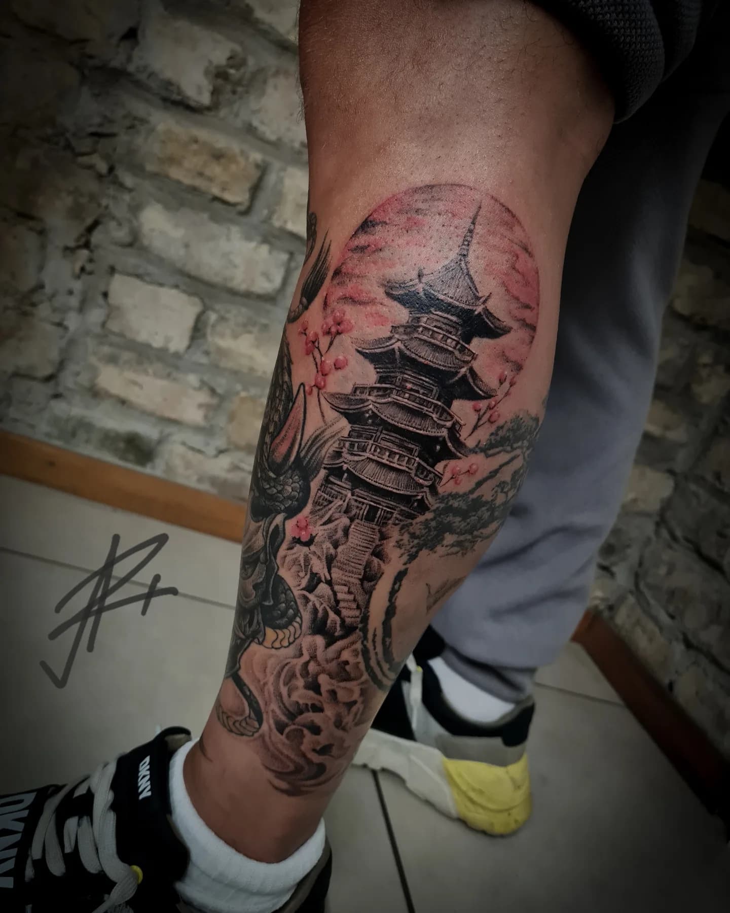 Japoniško stiliaus pagodos ir drakono tatuiruotė Vilniuje