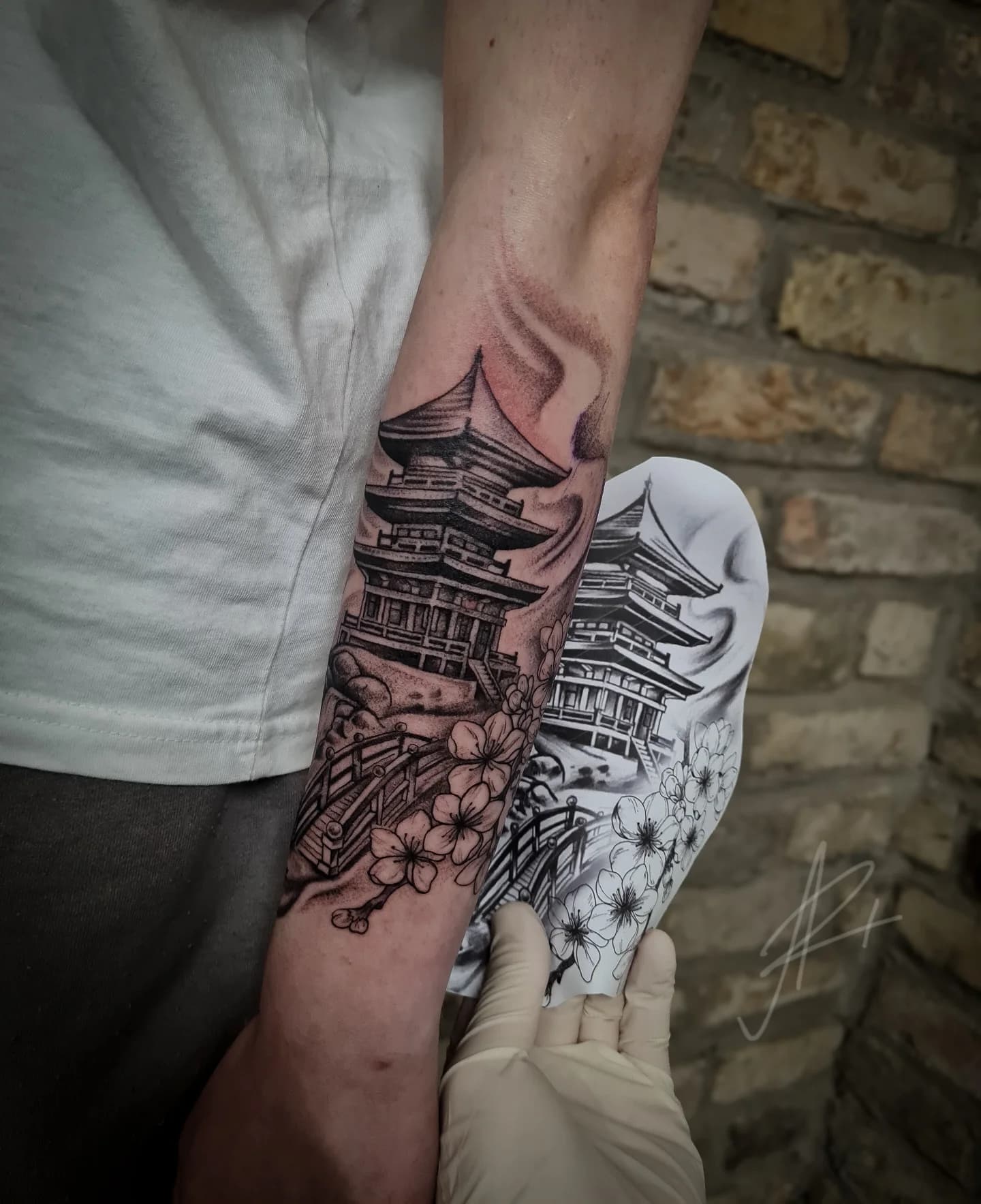 Japoniško stiliaus šventyklos black grey tatuiruotė Vilniuje