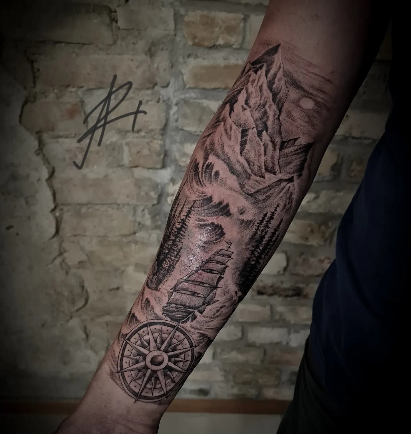 Detalus sleeve kompozicijos tatuiruotės darbas Vilniuje