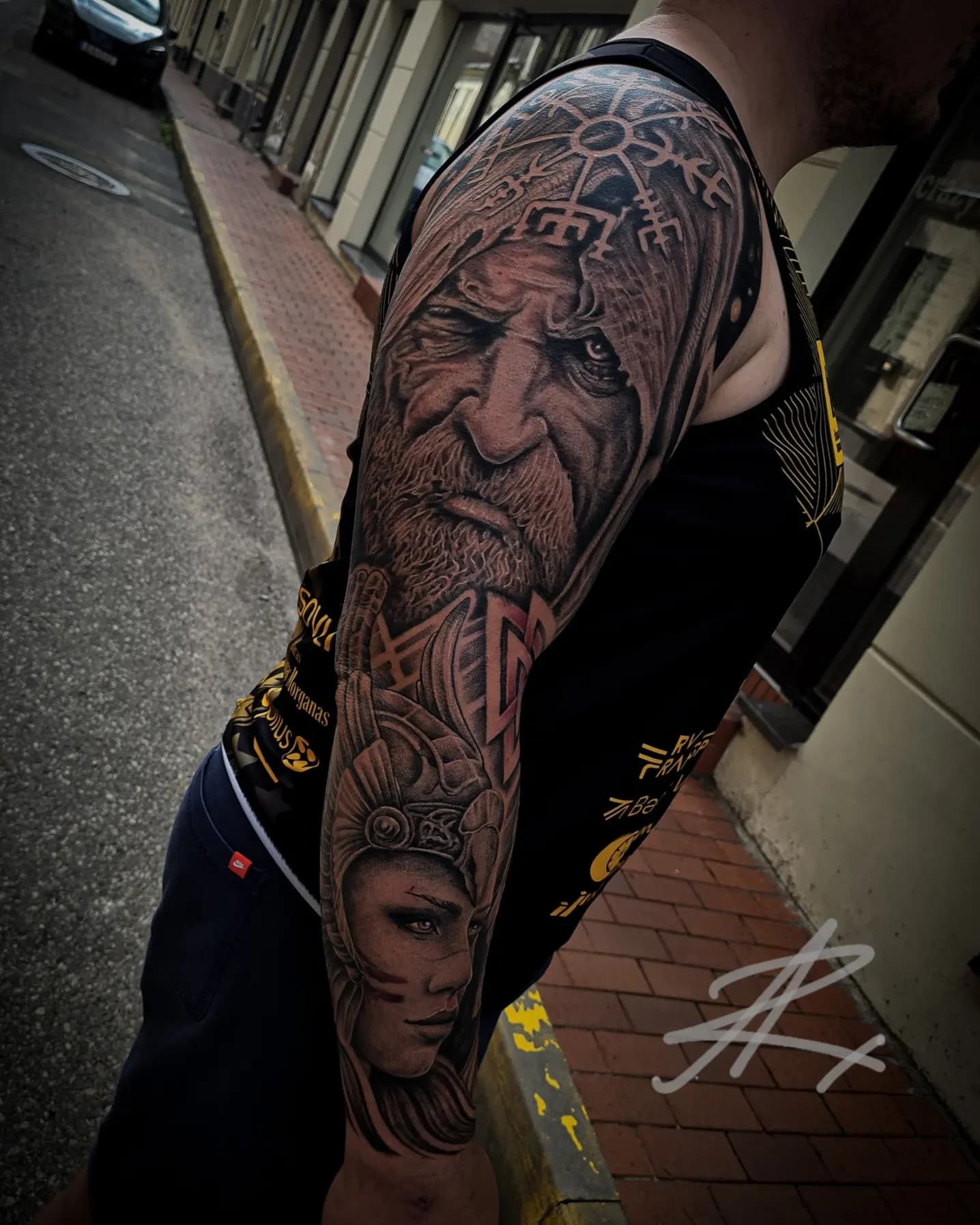 Didelė nordic sleeve tatuiruotė Vilniuje