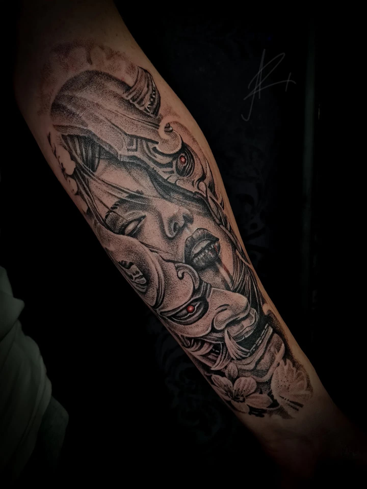 Realism stiliaus moters ir hannya tatuiruotė Vilniuje